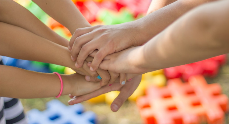 hands-2847508-1280-1.jpg